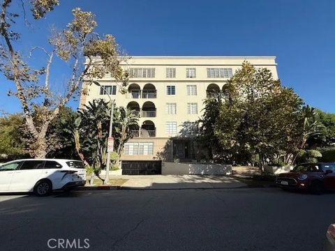 Photo of 434 S Canon Dr, Beverly Hills, CA 90212 (MLS # SR25275099)
