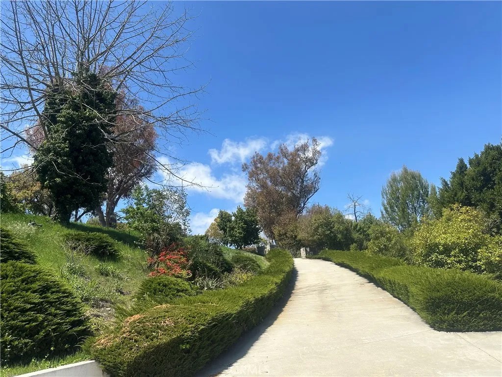 60 Crest Road East