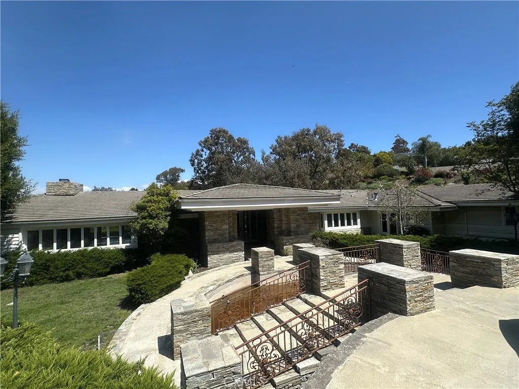 60 Crest Road East
