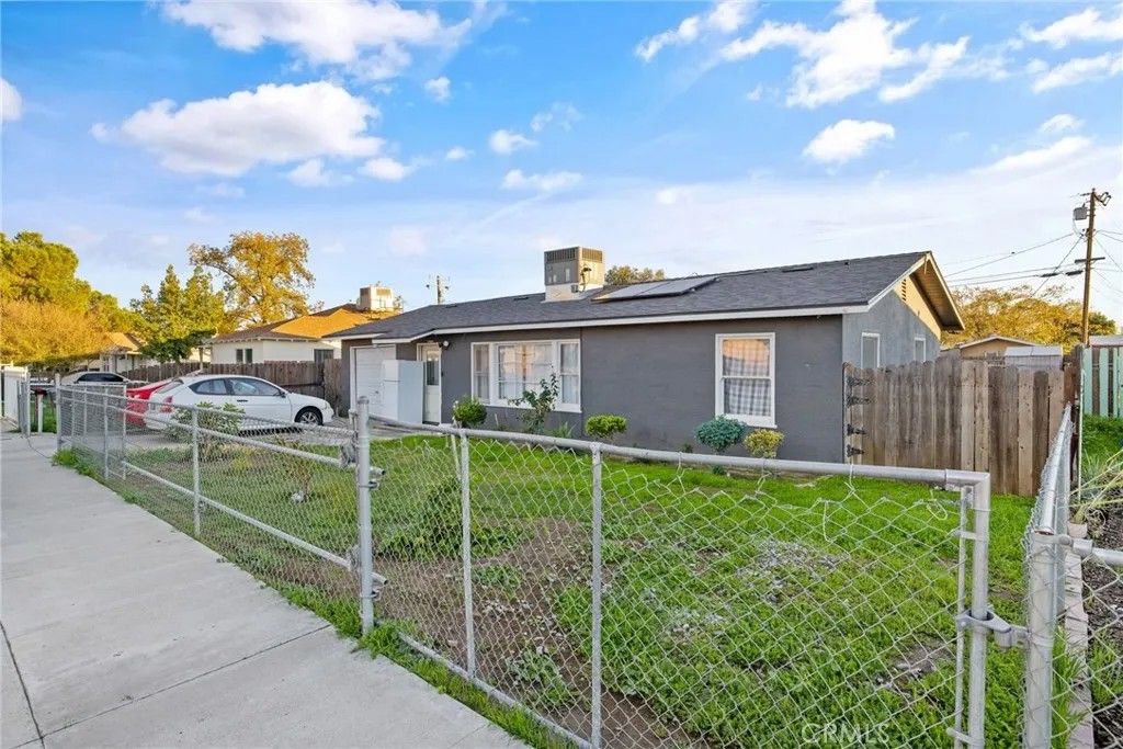 Photo of 821 Lincoln Street, Hanford, CA 93230 (MLS # FR25264862)