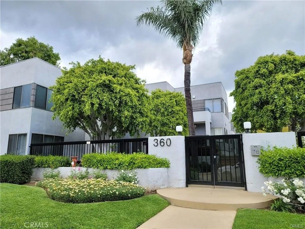 Photo of 360 S Los Robles Avenue #7, Pasadena, CA 91101 (MLS # TR26017747)