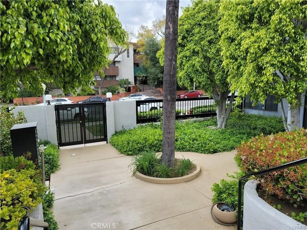 Photo of 360 S Los Robles Avenue #7, Pasadena, CA 91101 (MLS # TR26017747)