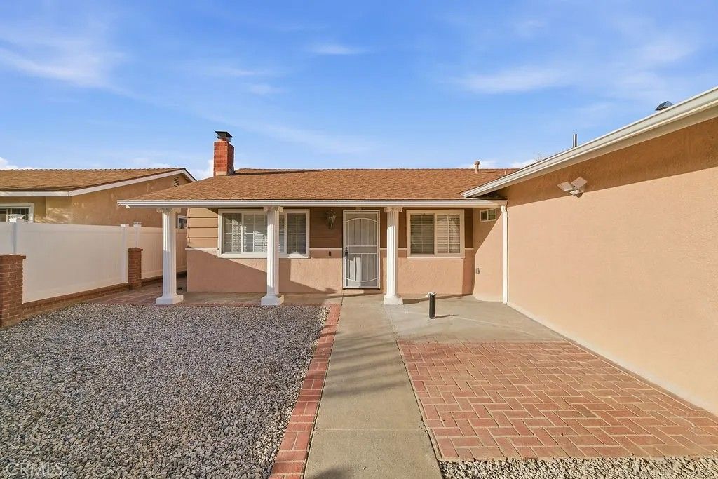 Photo of 24305 Wabuska St, Newhall, CA 91321 (MLS # SR26033900)