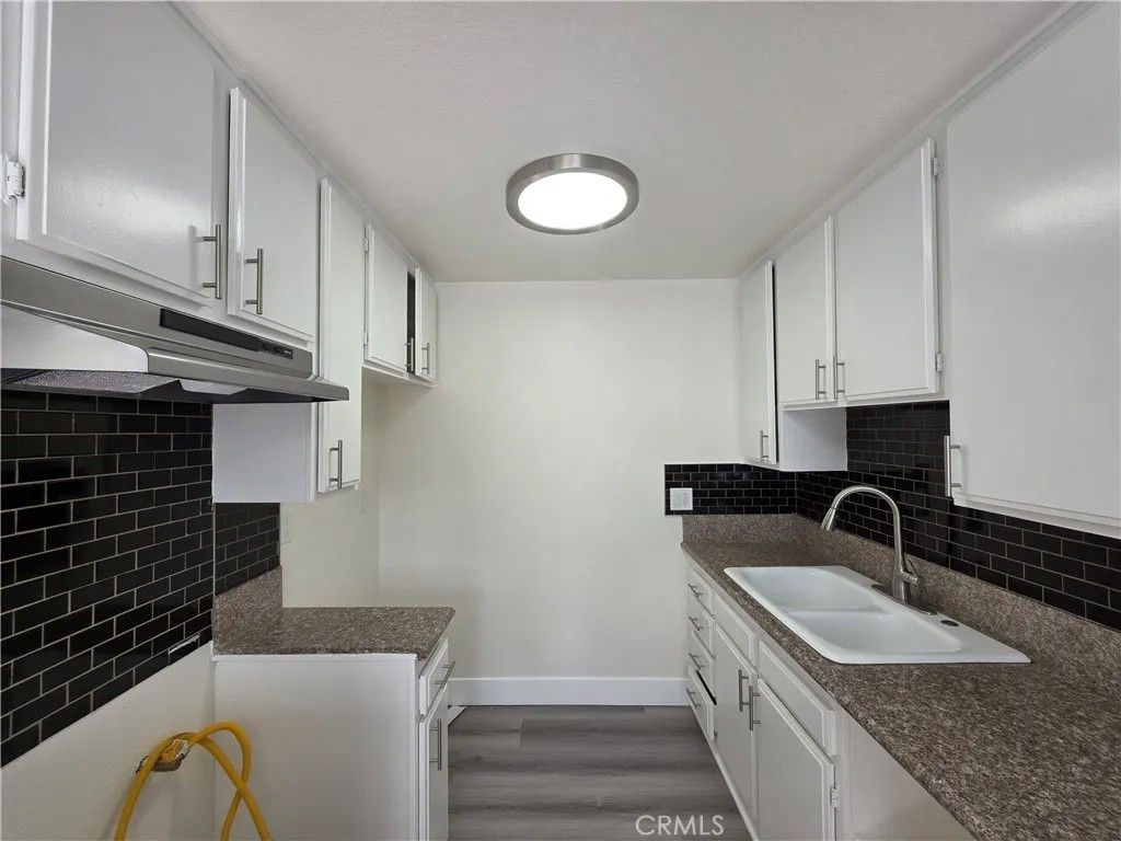 Photo of 6911 Woodley Ave #101, Van Nuys, CA 91406 (MLS # SR26059519)