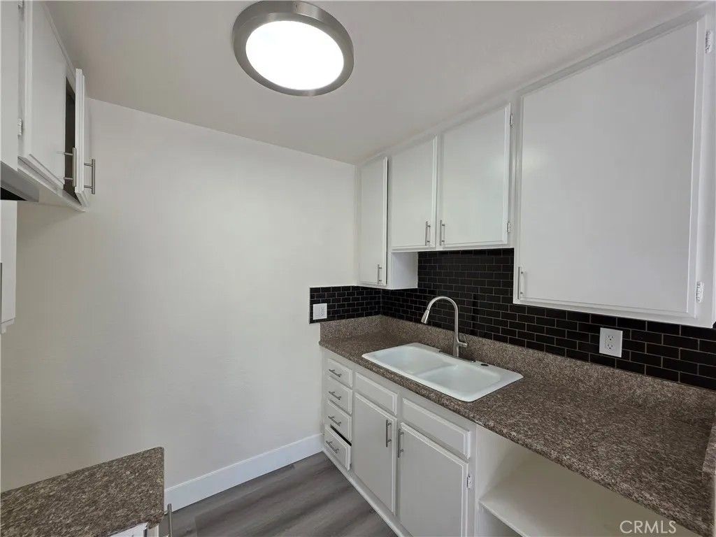 Photo of 6911 Woodley Ave #101, Van Nuys, CA 91406 (MLS # SR26059519)