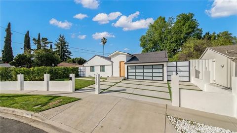 Tiny photo for 13633 Delano Street, Valley Glen, CA 91401 (MLS # SR26042427)