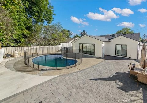 Tiny photo for 13633 Delano Street, Valley Glen, CA 91401 (MLS # SR26042427)