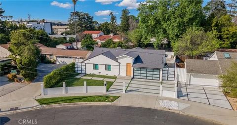 Tiny photo for 13633 Delano Street, Valley Glen, CA 91401 (MLS # SR26042427)