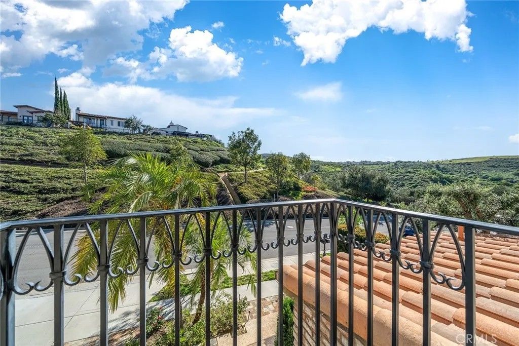 Photo of 19 Momento, Irvine, CA 92603 (MLS # PW26037912)