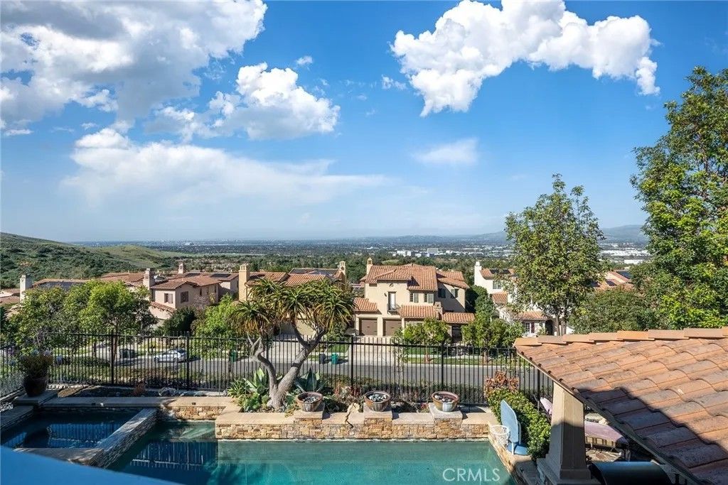 Photo of 19 Momento, Irvine, CA 92603 (MLS # PW26037912)