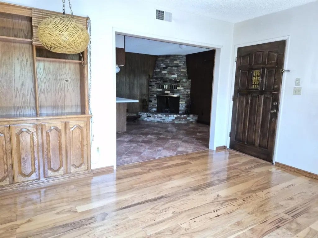 1339 CLARENCE DR