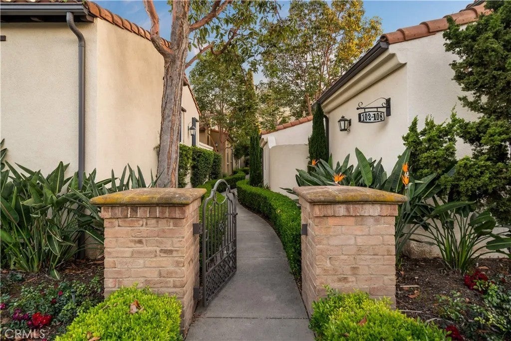 102 Chantilly