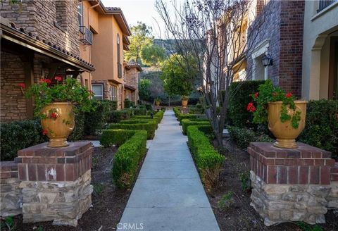 Photo of 28475 Herrera Street, Valencia, CA 91354 (MLS # SR26009657)