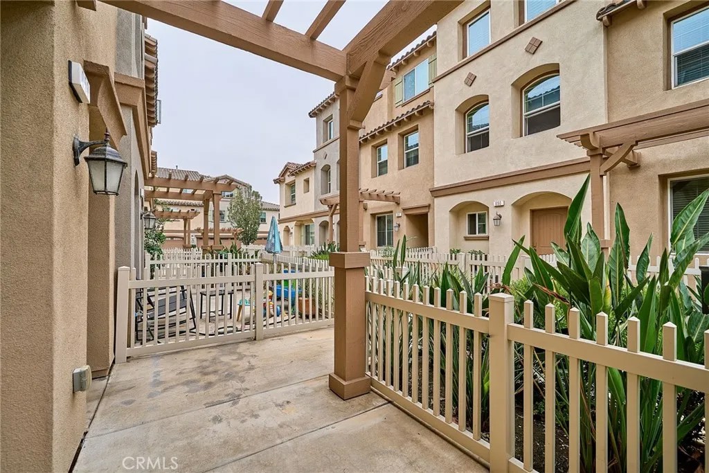 853 E Hollyvale