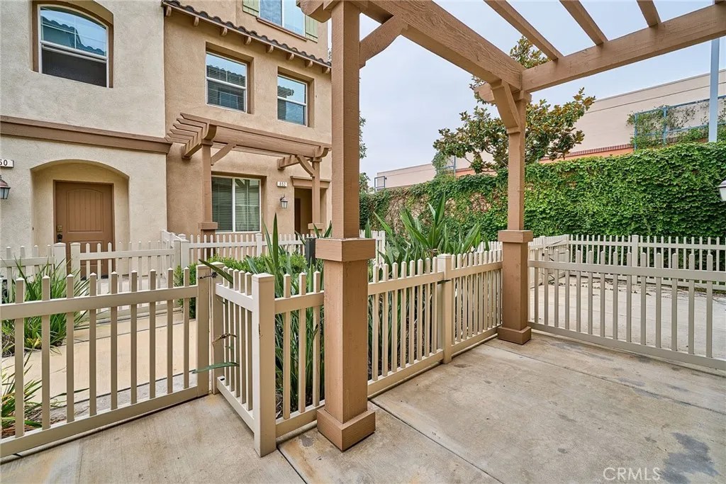 853 E Hollyvale