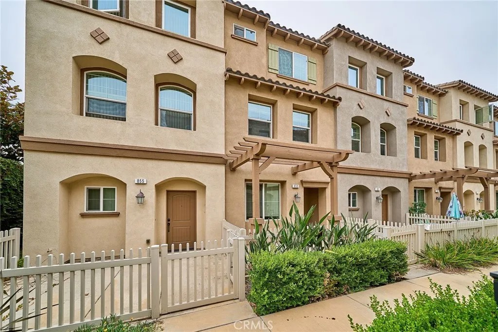 853 E Hollyvale