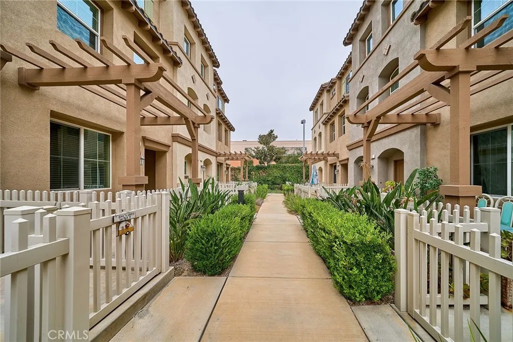 853 E Hollyvale
