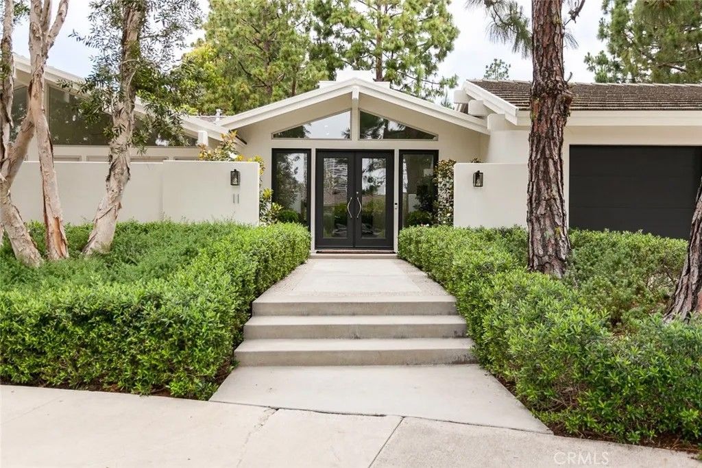 Photo of 11 Greenbriar Ln, Newport Beach, CA 92660 (MLS # NP26010913)