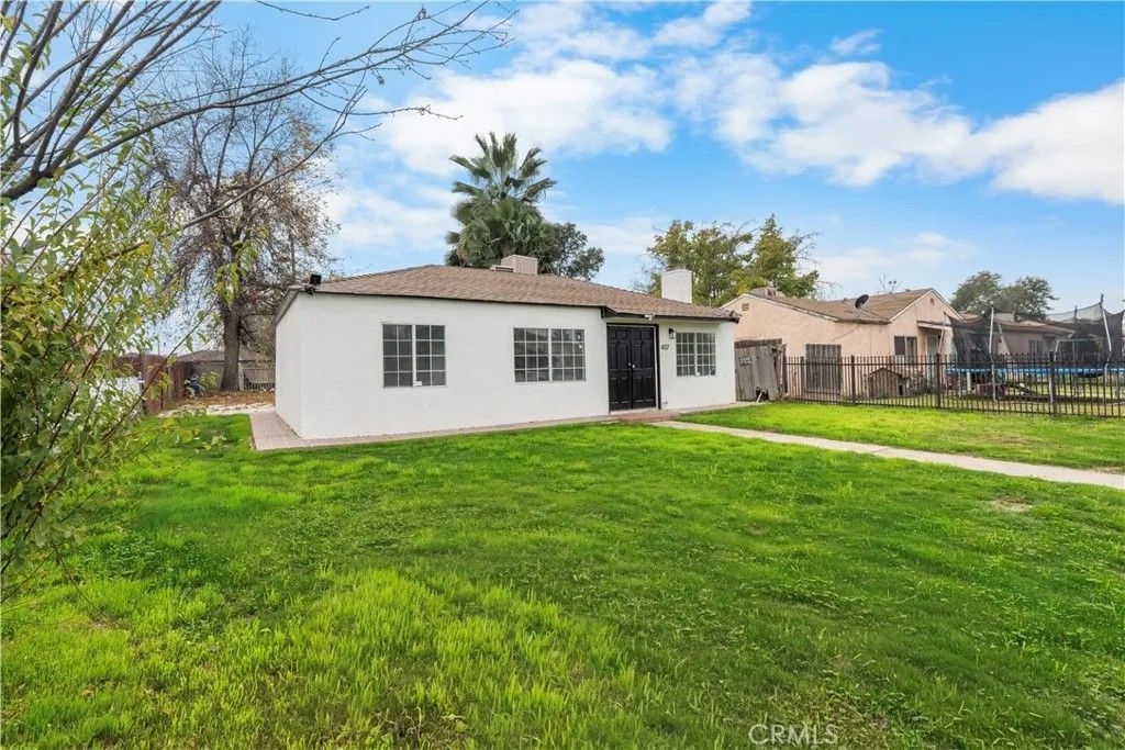 Photo of 407 4th St, Bakersfield, CA 93304 (MLS # SR25280846)