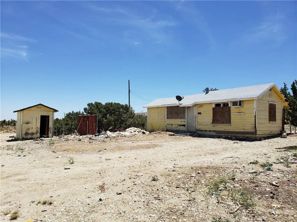 Photo of 20649 E Avenue Y, Llano, CA 93544 (MLS # SR25251395)