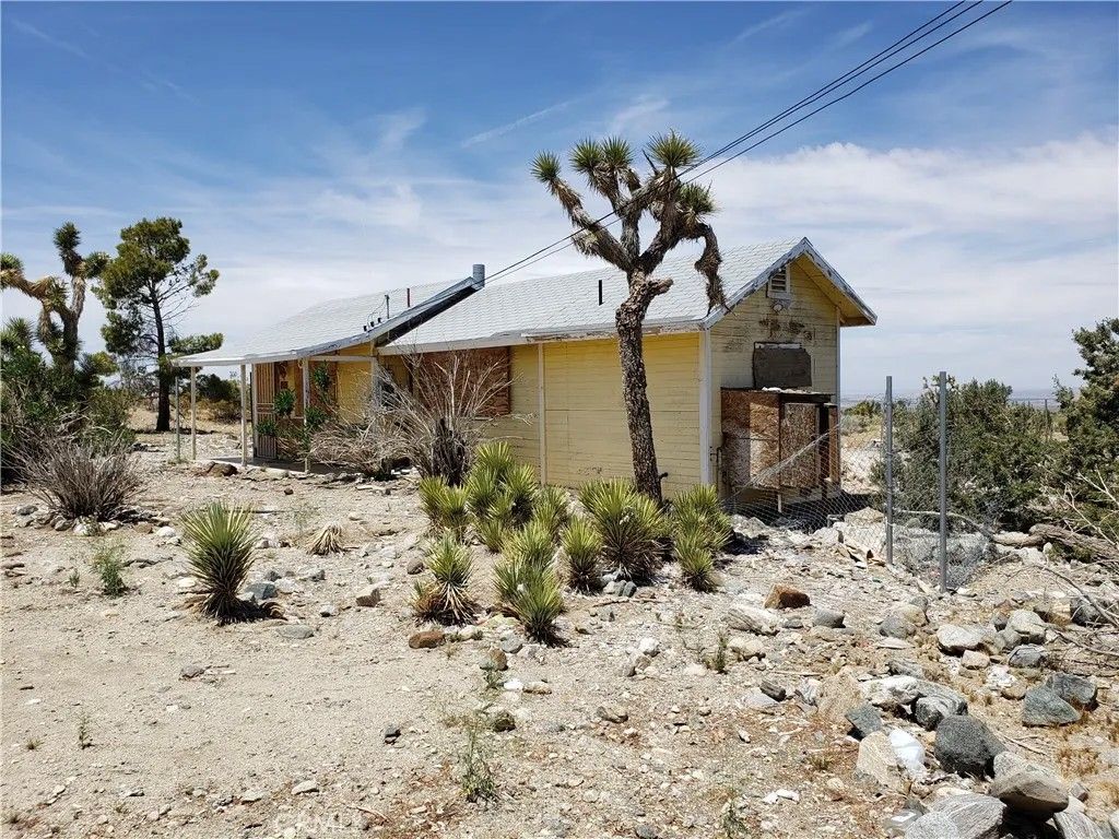 Photo of 20649 E Avenue Y, Llano, CA 93544 (MLS # SR25251395)