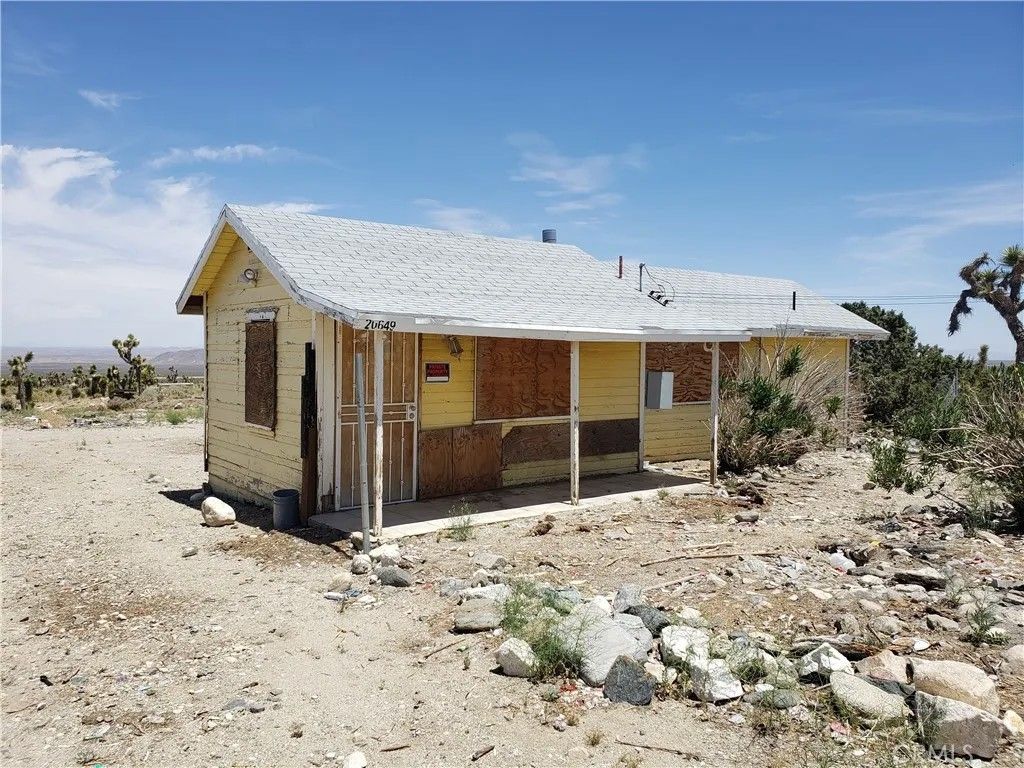 Photo of 20649 E Avenue Y, Llano, CA 93544 (MLS # SR25251395)