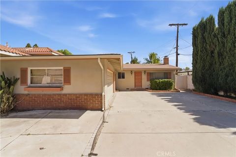 Photo of 6254 Etiwanda Ave, Tarzana, CA 91335 (MLS # SR26060347)