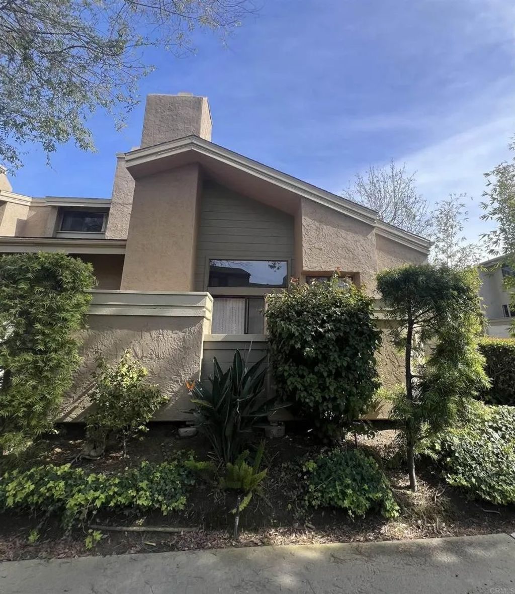 Photo of 3230 Caminito Eastbluff Unit, San Diego, CA 92037 (MLS # NDP2601671)