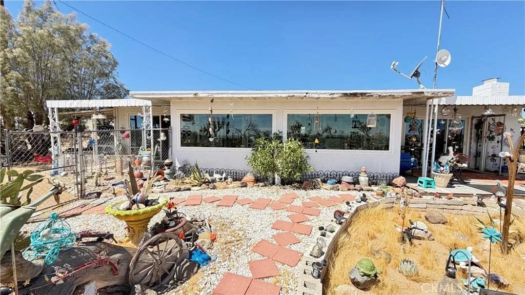 Photo of 4990 Elata Avenue, Yucca Valley, CA 92284 (MLS # JT26185686)