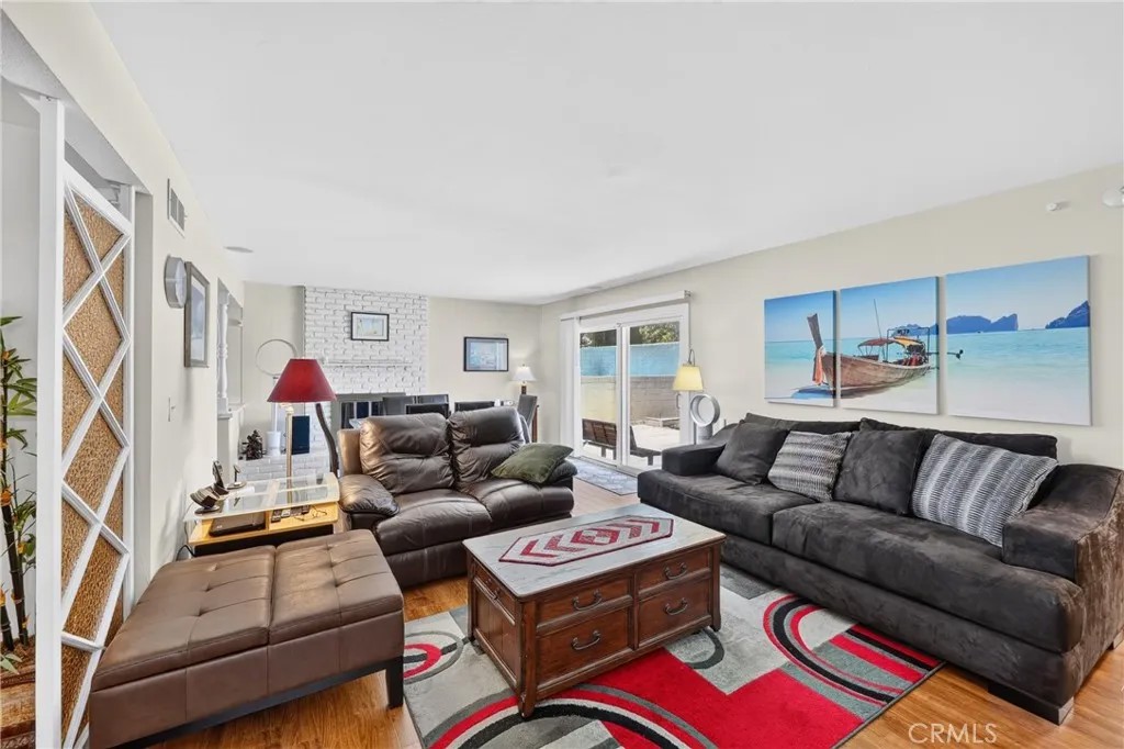 1633 E Clarion