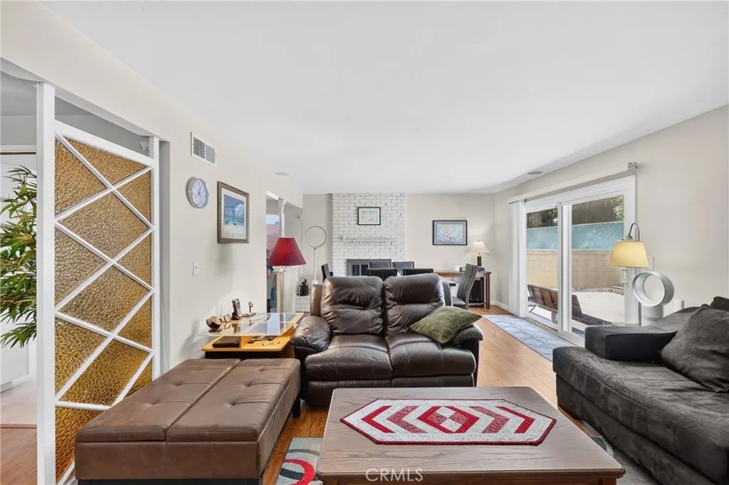 1633 E Clarion