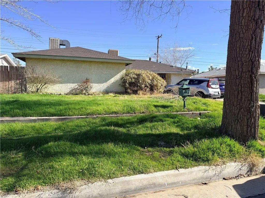 Photo of 45408 Raysack Ave, Lancaster, CA 93535 (MLS # CV26020573)
