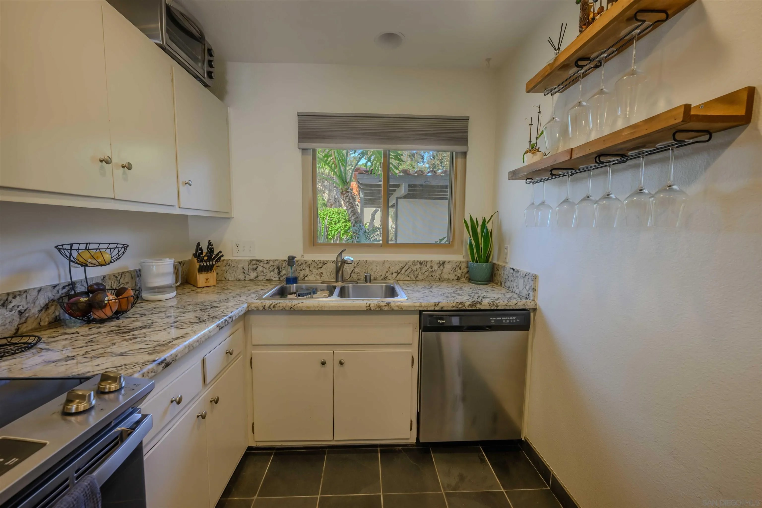 4202 Loma Riviera Ln