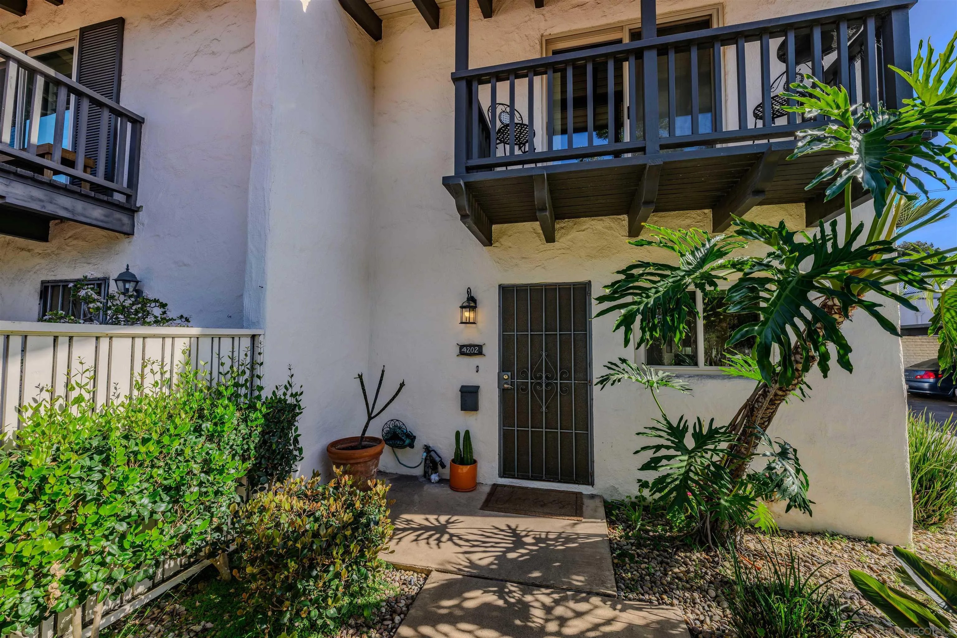 4202 Loma Riviera Ln