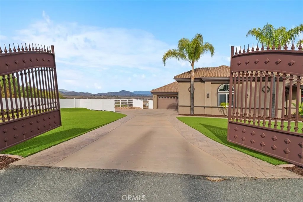 39526 Calle Cabernet