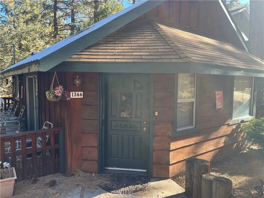 Photo of 1366 Laura St, Wrightwood, CA 92397 (MLS # HD25278028)