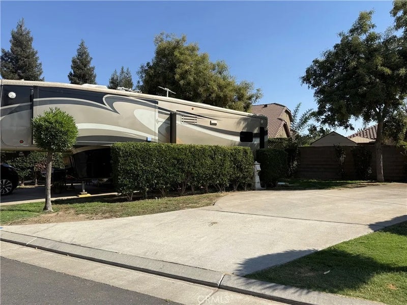 5001 E Robertson