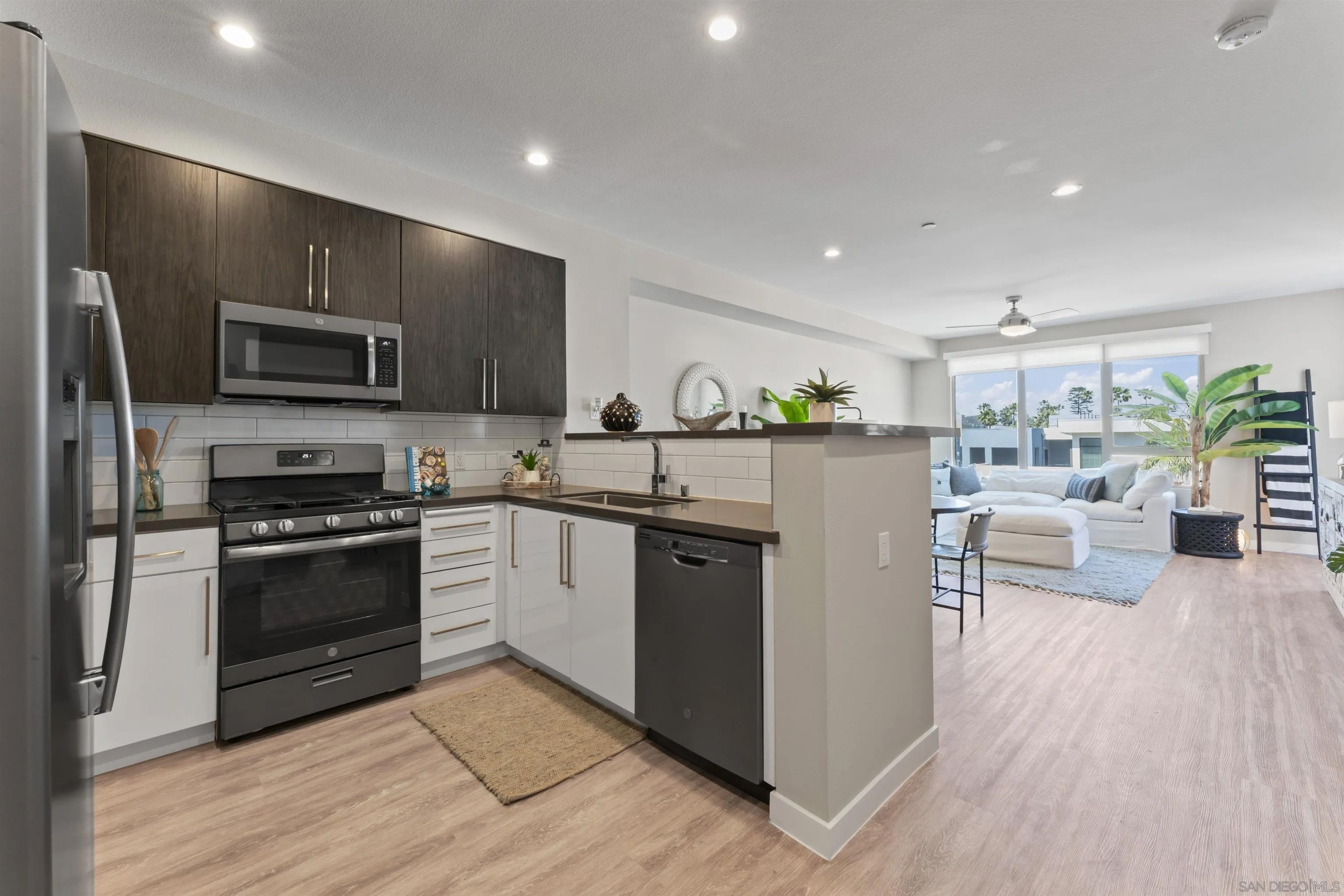355 N Clevaland Street 206