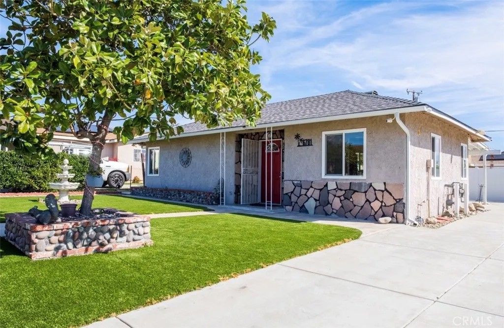 Photo of 6781 Jacaranda Ave, Fontana, CA 92336 (MLS # CV26044490)