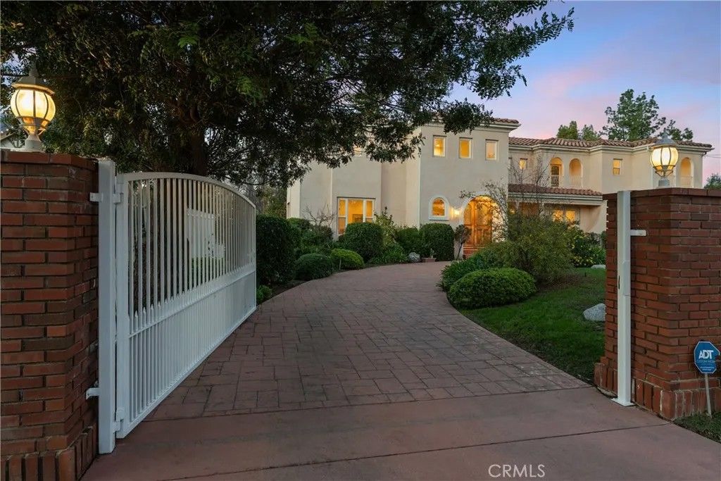 Photo of 23023 Hatteras Street, Woodland Hills, CA 91367 (MLS # SR26008987)