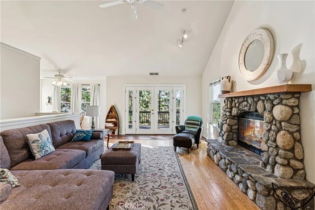 Photo of 305 Summit Road, Lake Arrowhead, CA 92352 (MLS # IG26006829)