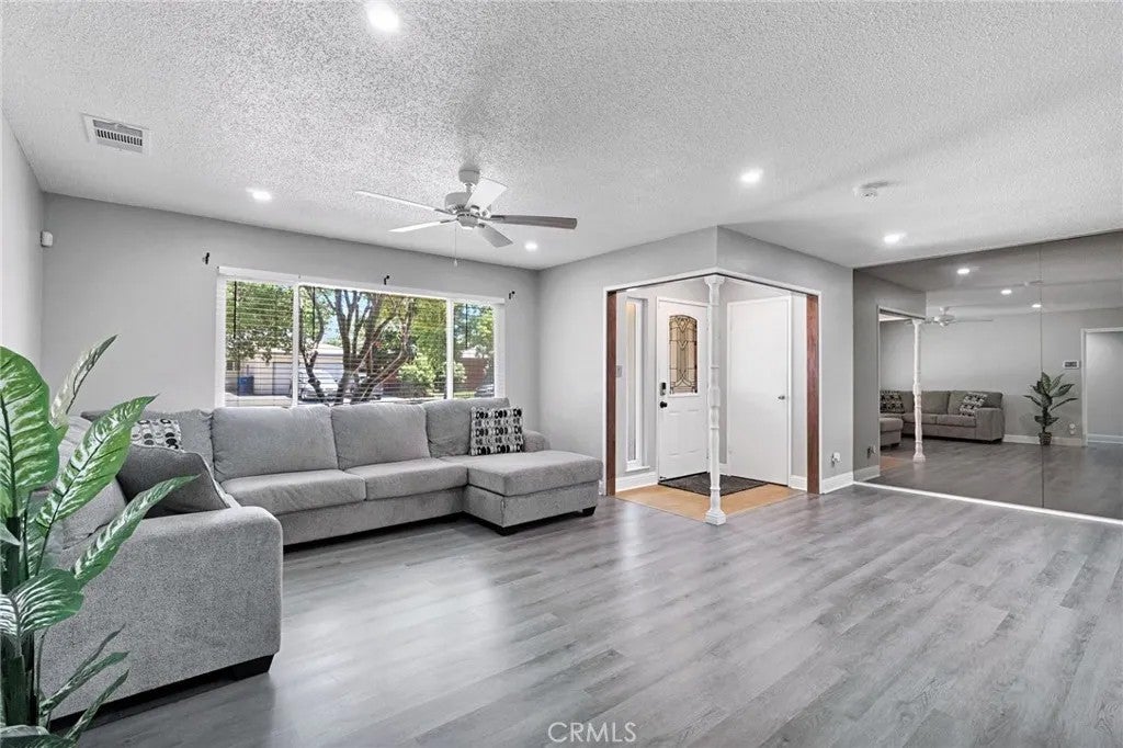 5761 N Callisch
