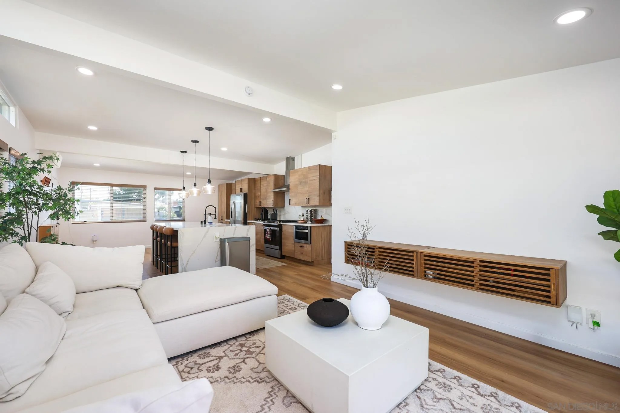 6252 Lake Albano Ave