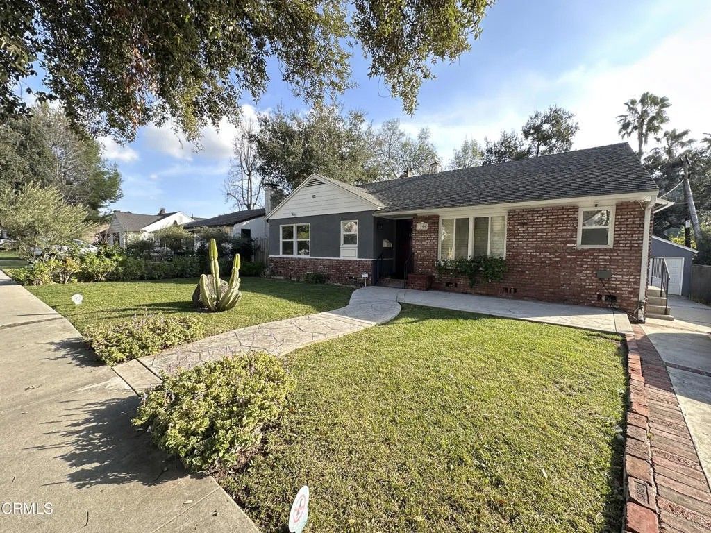 Photo of 1255 Oak Circle Drive, Glendale, CA 91208 (MLS # P1-25941)