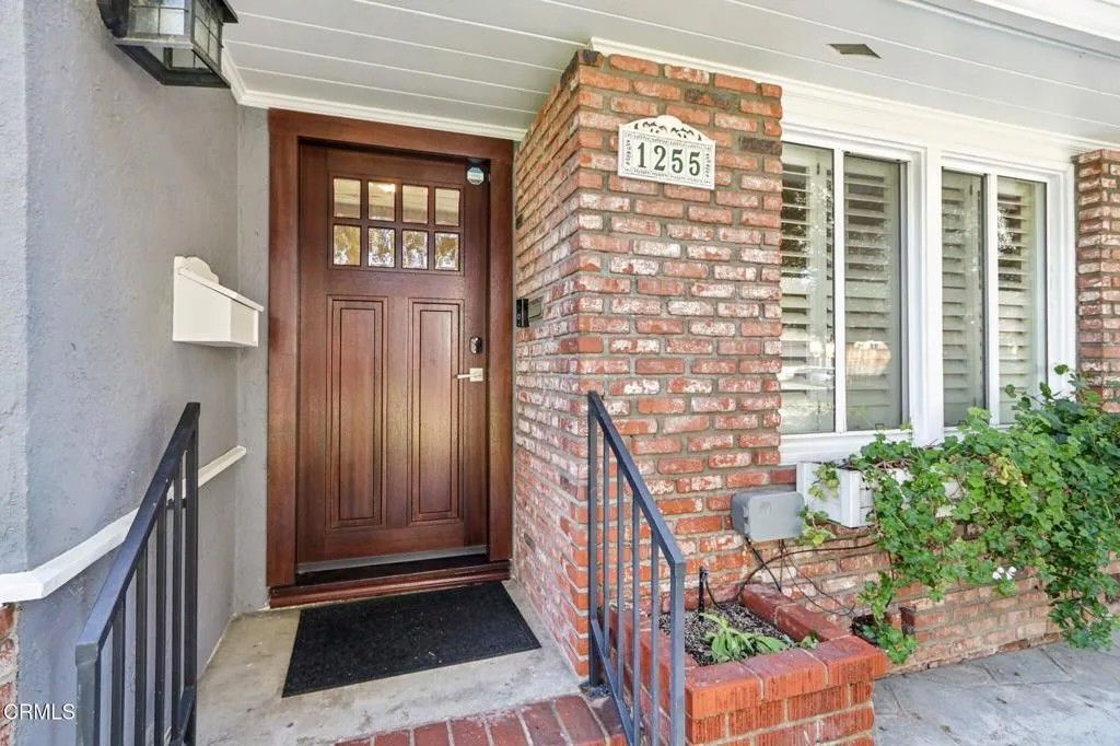 Photo of 1255 Oak Circle Drive, Glendale, CA 91208 (MLS # P1-25941)