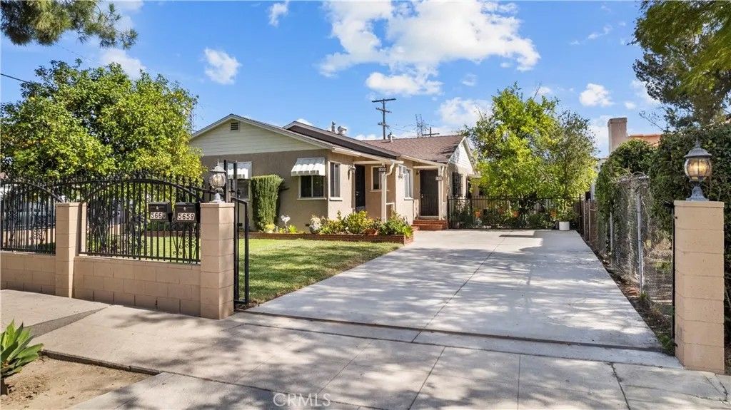 Photo of 5658 Willowcrest Ave, North Hollywood, CA 91601 (MLS # SR26039797)