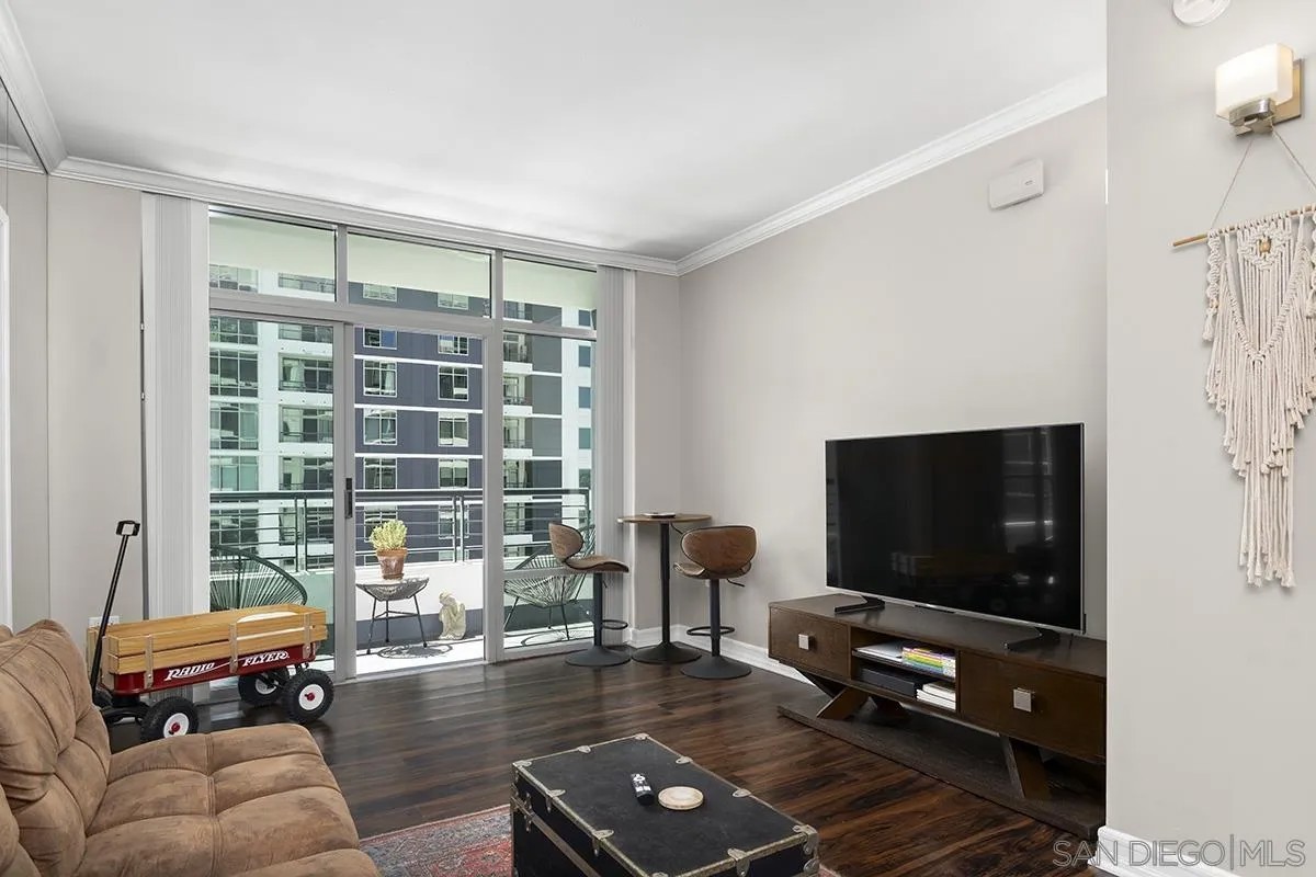 425 W Beech Street 1251