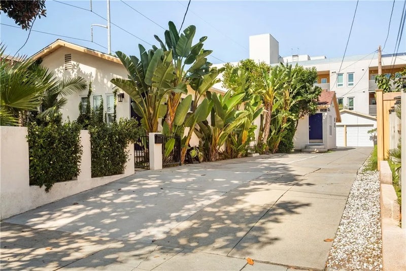 239 W Hillcrest