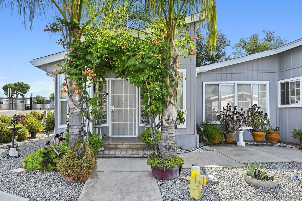 Photo of 1410 Martinique Drive, Hemet, CA 92543 (MLS # 2600508)