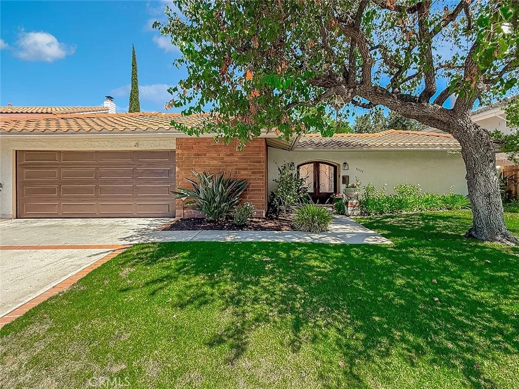 Photo of 31735 Bainbrook Court, Westlake Village, CA 91361 (MLS # SR26169325)